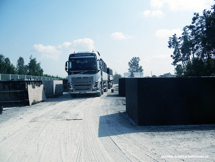 Transport szamb betonowych  w Stawiszynie